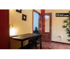 Habitación luminosa en alquiler en apartamento de 5 dormitorios en Alcalá de Henares.