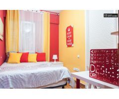 Se alquila habitación en apartamento de 5 dormitorios en Alcalá de Henares.