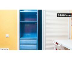 Se alquila habitación en apartamento de 5 dormitorios en Alcalá de Henares.