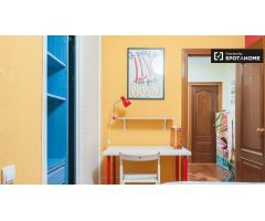 Se alquila habitación en apartamento de 5 dormitorios en Alcalá de Henares.
