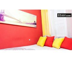 Se alquila habitación en apartamento de 5 dormitorios en Alcalá de Henares.
