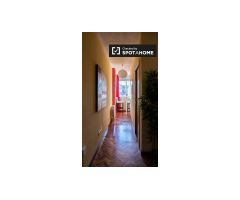 Se alquila habitación en apartamento de 5 dormitorios en Alcalá de Henares.