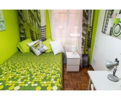 Se alquila habitación en apartamento de 5 dormitorios en Alcalá de Henares.