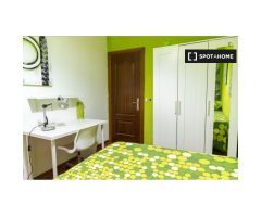 Se alquila habitación en apartamento de 5 dormitorios en Alcalá de Henares.