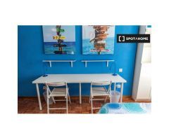 Se alquila habitación en apartamento de 5 dormitorios en Alcalá de Henares.