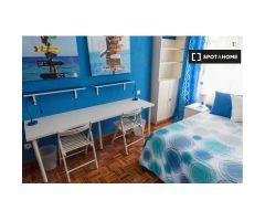 Se alquila habitación en apartamento de 5 dormitorios en Alcalá de Henares.