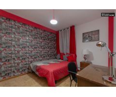 Cool room en alquiler en apartamento de 6 dormitorios, Alcalá de Henares
