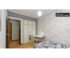 Preciosa habitación en alquiler en piso de 6 dormitorios, Alcalá de Henares