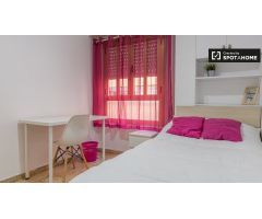 Se alquila habitación en apartamento de 4 dormitorios en LAmistat