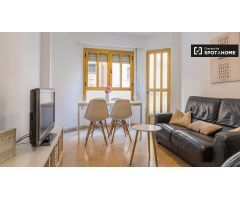 Se alquila habitación en apartamento de 4 dormitorios en LAmistat