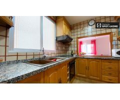 Habitación luminosa en alquiler en apartamento de 3 dormitorios en Poblats Marítims