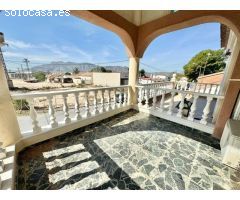 Chalet a tan solo 5 min de Orihuela, para vivir. Muy amplio, con garaje, terraza ¡Visitelo!!