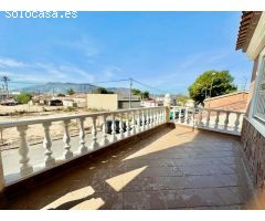 Chalet a tan solo 5 min de Orihuela, para vivir. Muy amplio, con garaje, terraza ¡Visitelo!!