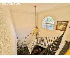 Chalet a tan solo 5 min de Orihuela, para vivir. Muy amplio, con garaje, terraza ¡Visitelo!!