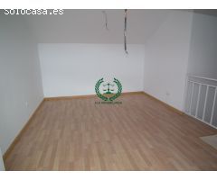 CHALET ADOSADO EN VENTA EN PEDREZUELA. Garaje + buhardilla