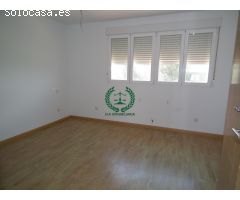 CHALET ADOSADO EN VENTA EN PEDREZUELA. Garaje + buhardilla
