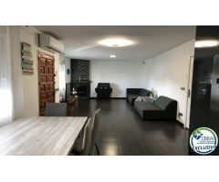 Encantadora Casa Renovada en Urbanización Tranquila de Roses