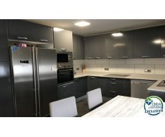 Encantadora Casa Renovada en Urbanización Tranquila de Roses