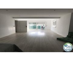 Encantadora Casa Renovada en Urbanización Tranquila de Roses
