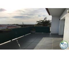 Encantadora Casa Renovada en Urbanización Tranquila de Roses