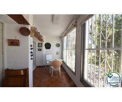Oportunidad un piso a renovar en Santa Margarita, Roses, con un amplio jardín privado de 207 m2.