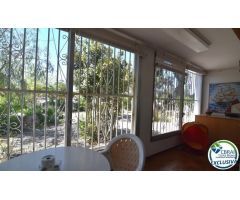 Oportunidad un piso a renovar en Santa Margarita, Roses, con un amplio jardín privado de 207 m2.