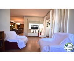 Oportunidad un piso a renovar en Santa Margarita, Roses, con un amplio jardín privado de 207 m2.