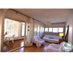 Oportunidad un piso a renovar en Santa Margarita, Roses, con un amplio jardín privado de 207 m2.