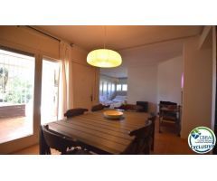 Oportunidad un piso a renovar en Santa Margarita, Roses, con un amplio jardín privado de 207 m2.