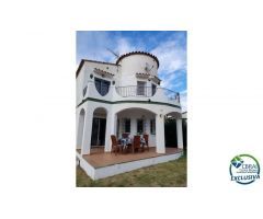 Típica casa de vacaciones , orientada nordeste, con jardín y garaje, aparcamiento.