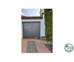 Típica casa de vacaciones , orientada nordeste, con jardín y garaje, aparcamiento.