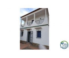 Típica casa de vacaciones , orientada nordeste, con jardín y garaje, aparcamiento.