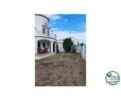 Típica casa de vacaciones , orientada nordeste, con jardín y garaje, aparcamiento.