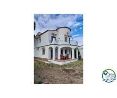 Típica casa de vacaciones , orientada nordeste, con jardín y garaje, aparcamiento.