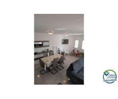 Típica casa de vacaciones , orientada nordeste, con jardín y garaje, aparcamiento.