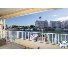 Precioso apartamento vacacional reformado en venta en el centro de Empuriabrava con magníficas vista