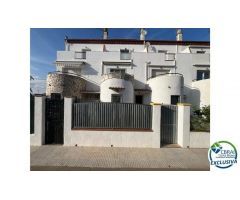 Muy bonita casa adosada que ha sido renovada con un alto nivel y completamente aislada con aislamien