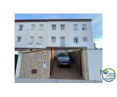 Muy bonita casa adosada que ha sido renovada con un alto nivel y completamente aislada con aislamien