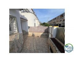 Muy bonita casa adosada que ha sido renovada con un alto nivel y completamente aislada con aislamien