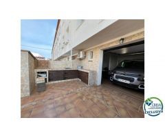Muy bonita casa adosada que ha sido renovada con un alto nivel y completamente aislada con aislamien