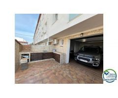 Muy bonita casa adosada que ha sido renovada con un alto nivel y completamente aislada con aislamien