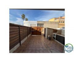 Muy bonita casa adosada que ha sido renovada con un alto nivel y completamente aislada con aislamien