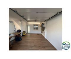 Muy bonita casa adosada que ha sido renovada con un alto nivel y completamente aislada con aislamien