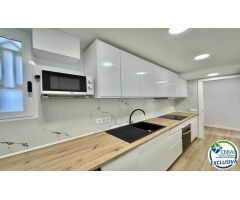 Moderno apartamento reformado con licencia turística a solo 100 metros de la playa, con vistas al ma