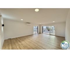 Moderno apartamento reformado con licencia turística a solo 100 metros de la playa, con vistas al ma
