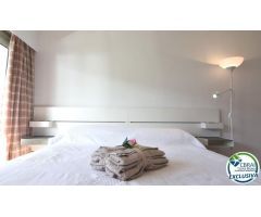 Estudio en primera linea de mar con piscinas comunitarias en Santa Margarita, Roses