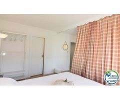 Estudio en primera linea de mar con piscinas comunitarias en Santa Margarita, Roses
