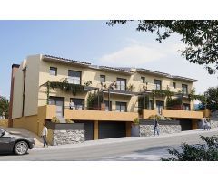 En Palau Saverdera, residencial de casas nuevas a estrenar con piscina comunitaria.