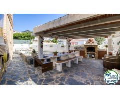 Encantadora Casa Independiente con Piscina en Mas Oliva, Roses