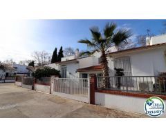 Casa en Montseny con tres dormitorios y vistas despejadas a un parque